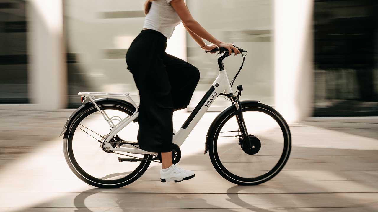 Frau unterwegs mit einem E-Bike