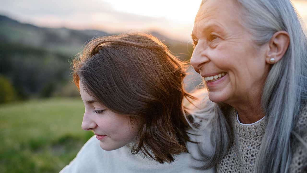 junge Frau zusammen mit Seniorin sind gut gelaunt