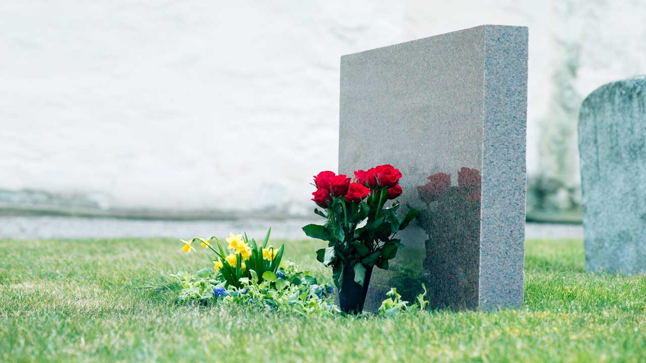 Blumenschmuck eines Grabsteins