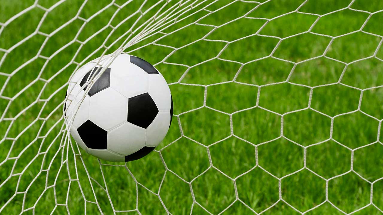 Ball im Netz eines Fussball-Goals