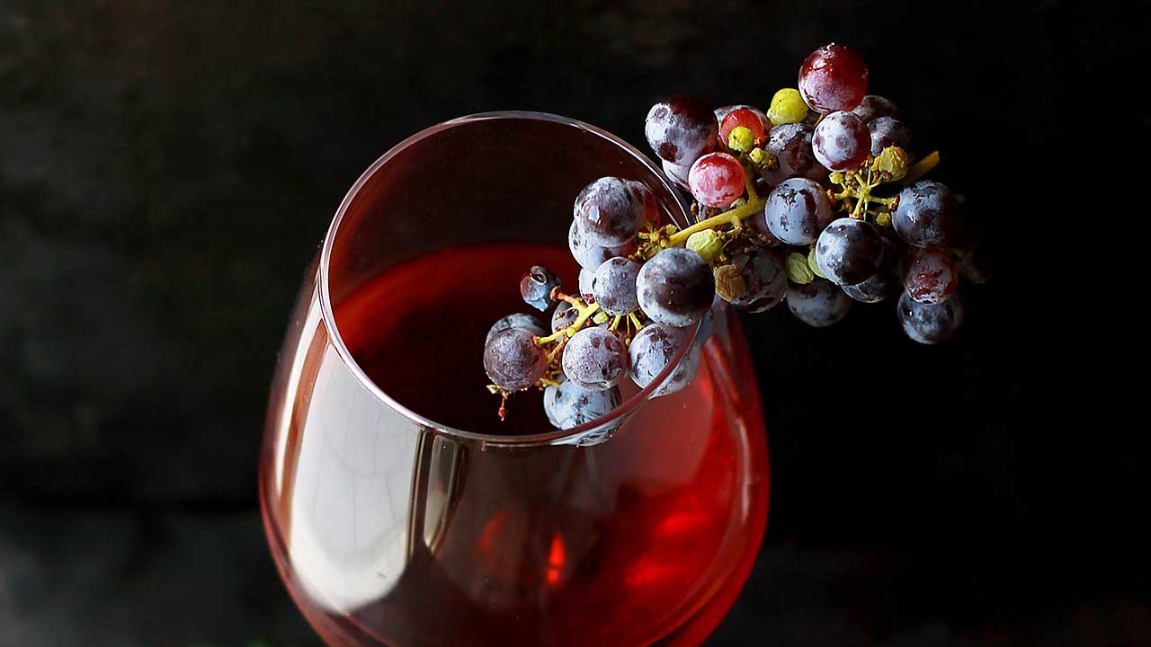 Glass Wein mit Trauben