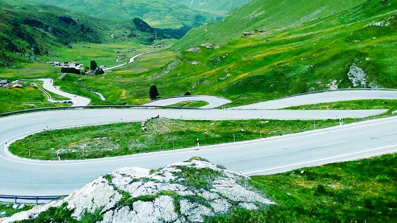 Kurvenreiche Passstrasse des Julierpasses