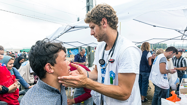 Arzt hilft einem Flüchtlingen