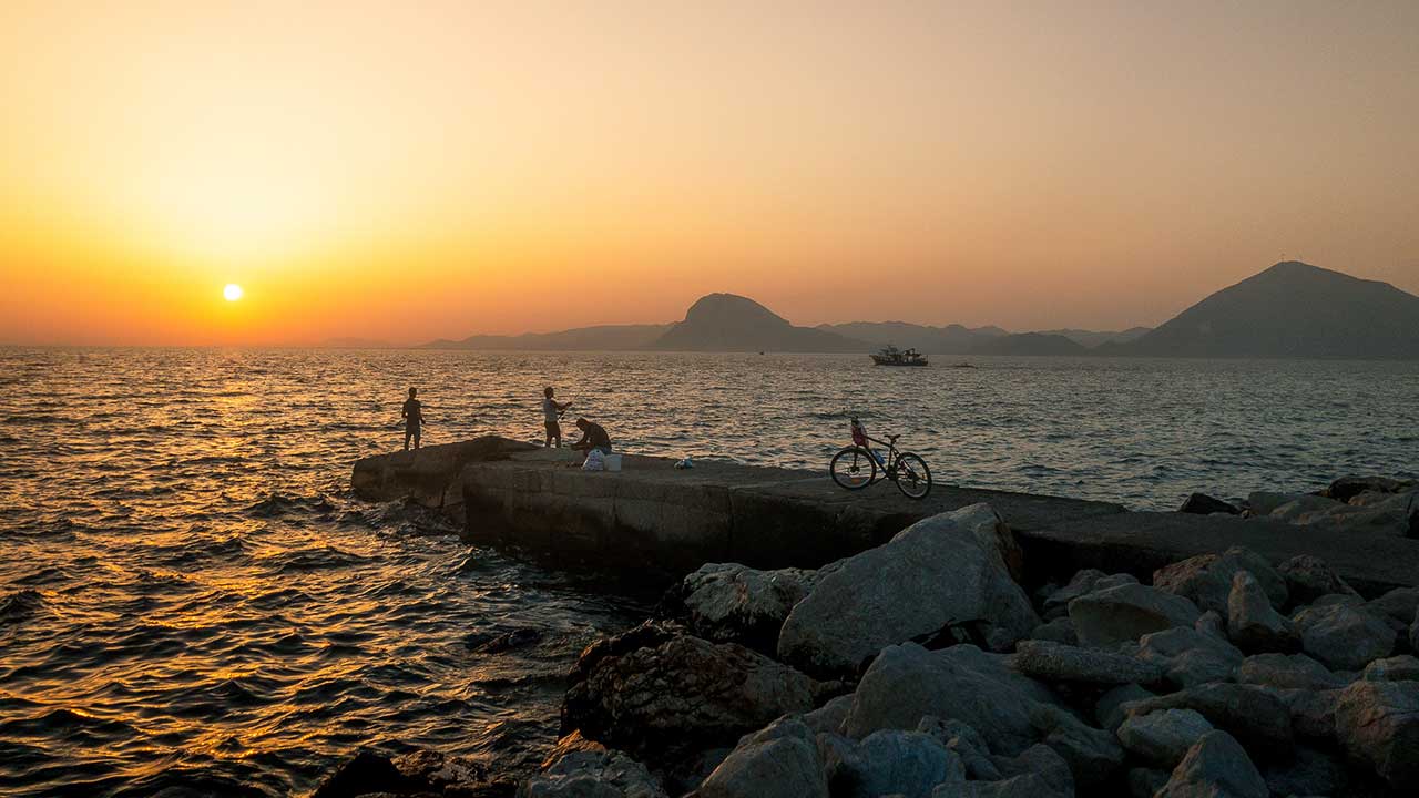 Küste der Peloponnes im Sonnenuntergang