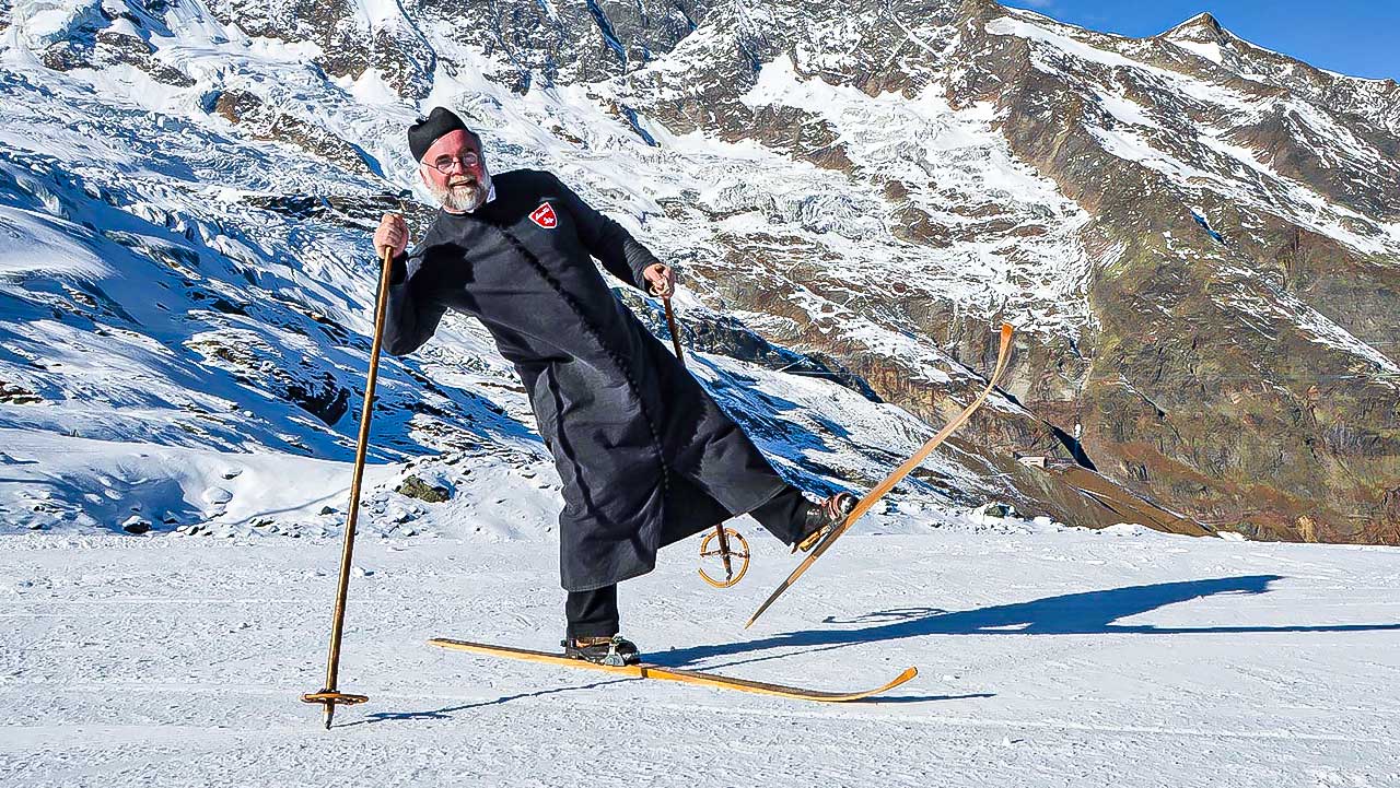 Pfarrer Christoph Gysel auf Skiern