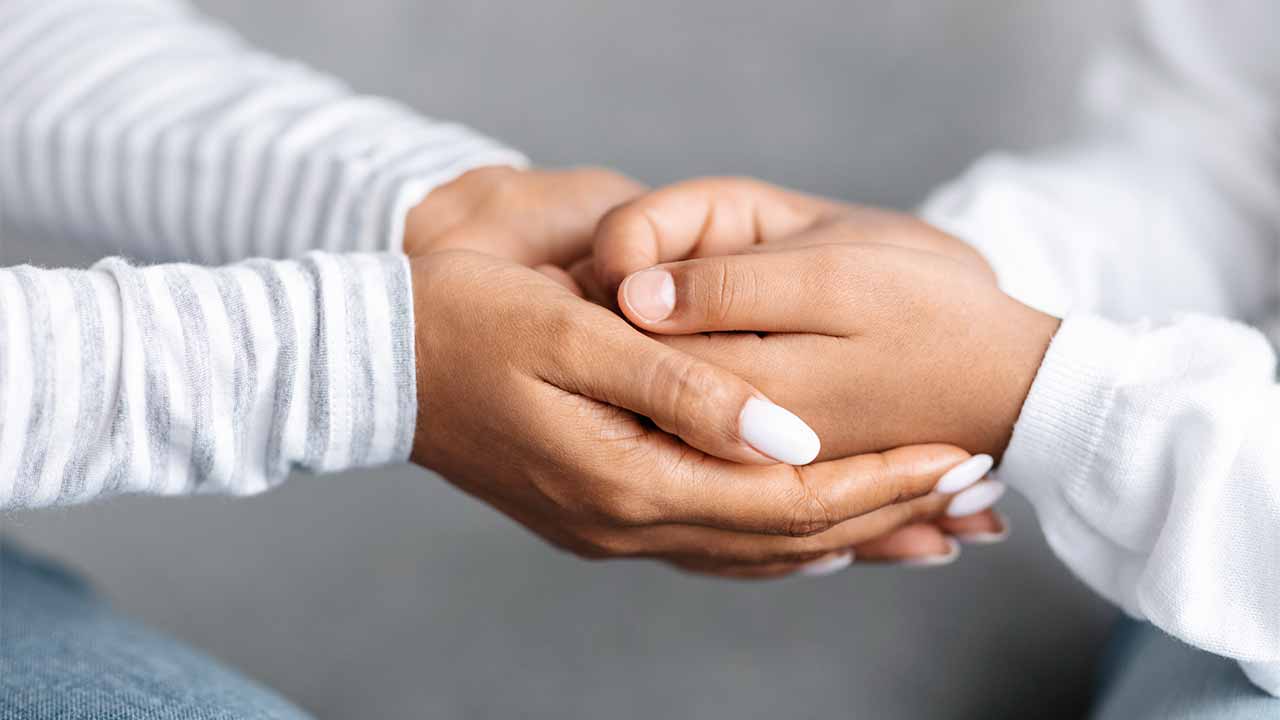 Hände einer Mutter hält die Hände ihrer Tochter