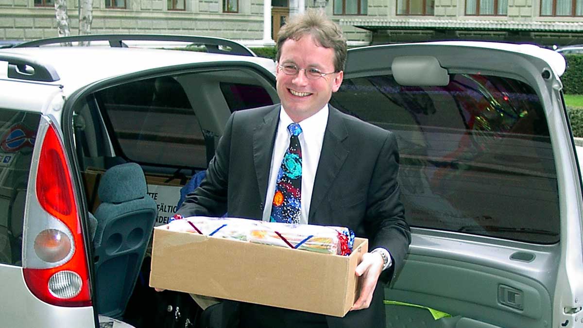 Geschäftsführer Hanspeter Hugentobler mit Schachteln voll Unterschriften für ein christliches Radio, 2004