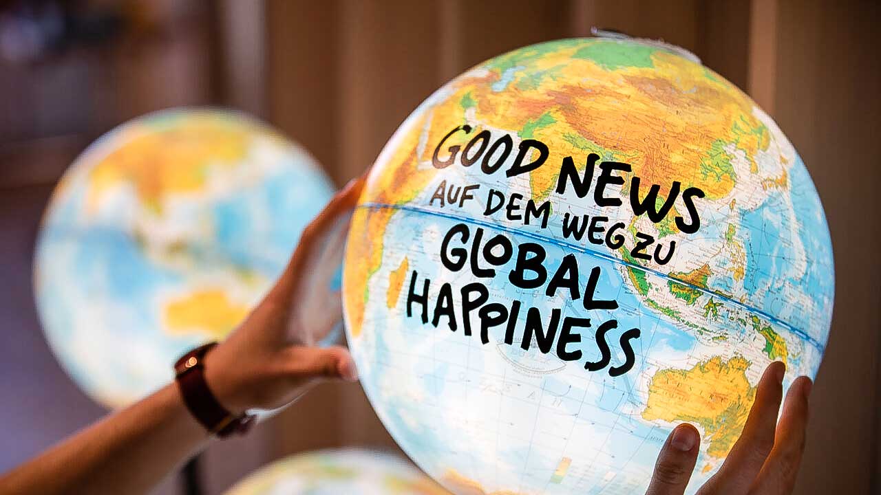 Ausstellung «Global Happiness» von Helvetas: Hand hält Globus
