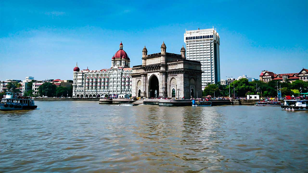 Blick auf Gebäude von Mumbai an einem Gewässer
