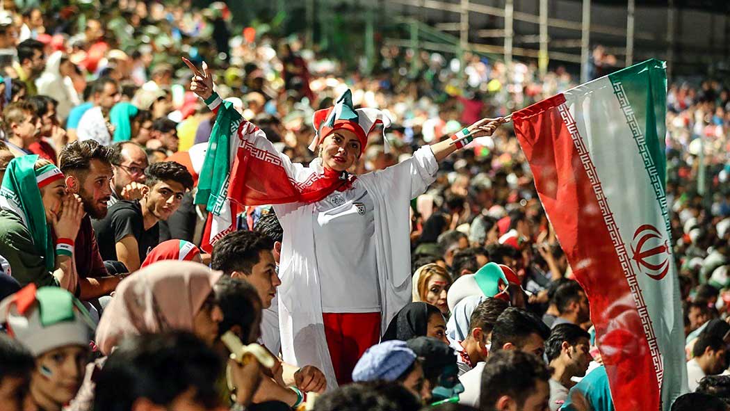 Besucherinnen und Besucher eines Fussballspiels in Teheran 2018