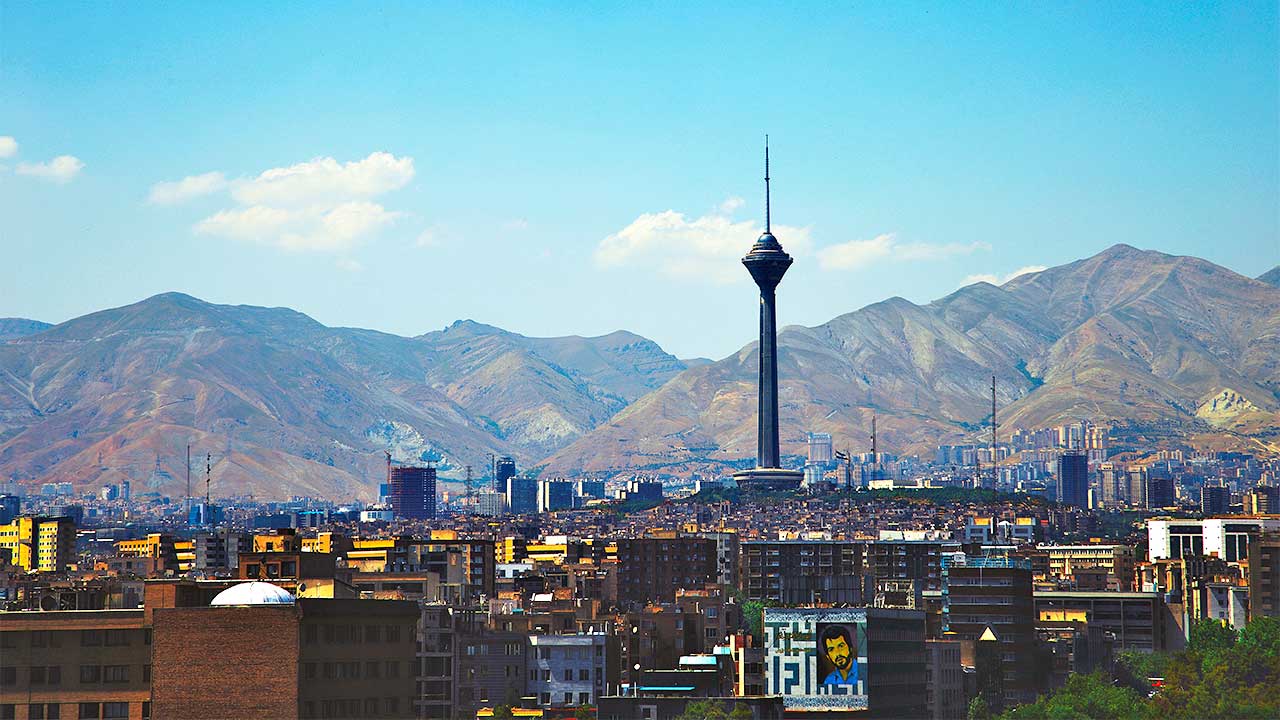 Teheran mit Bergen im Hintergrund