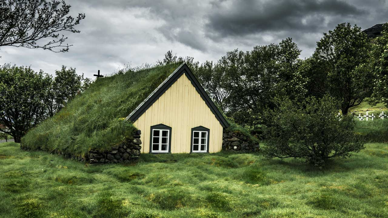 Kirche mit begrüntem Dach in Island