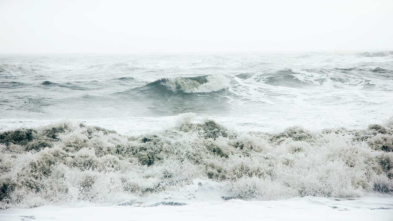 stürmisches Meer am Strand von Reynisfjara, Island