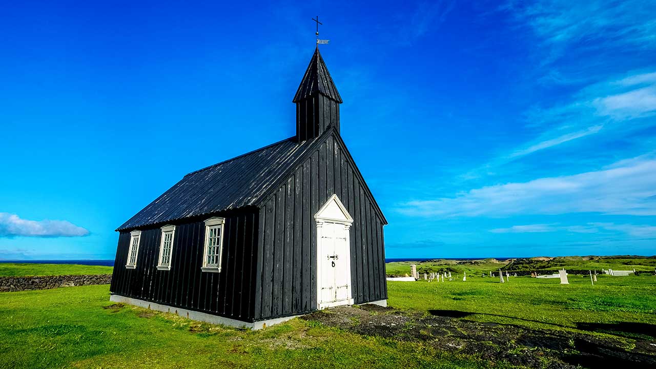 braune Holzkirche in Island | (c) Francesco Ungaro/Unsplash