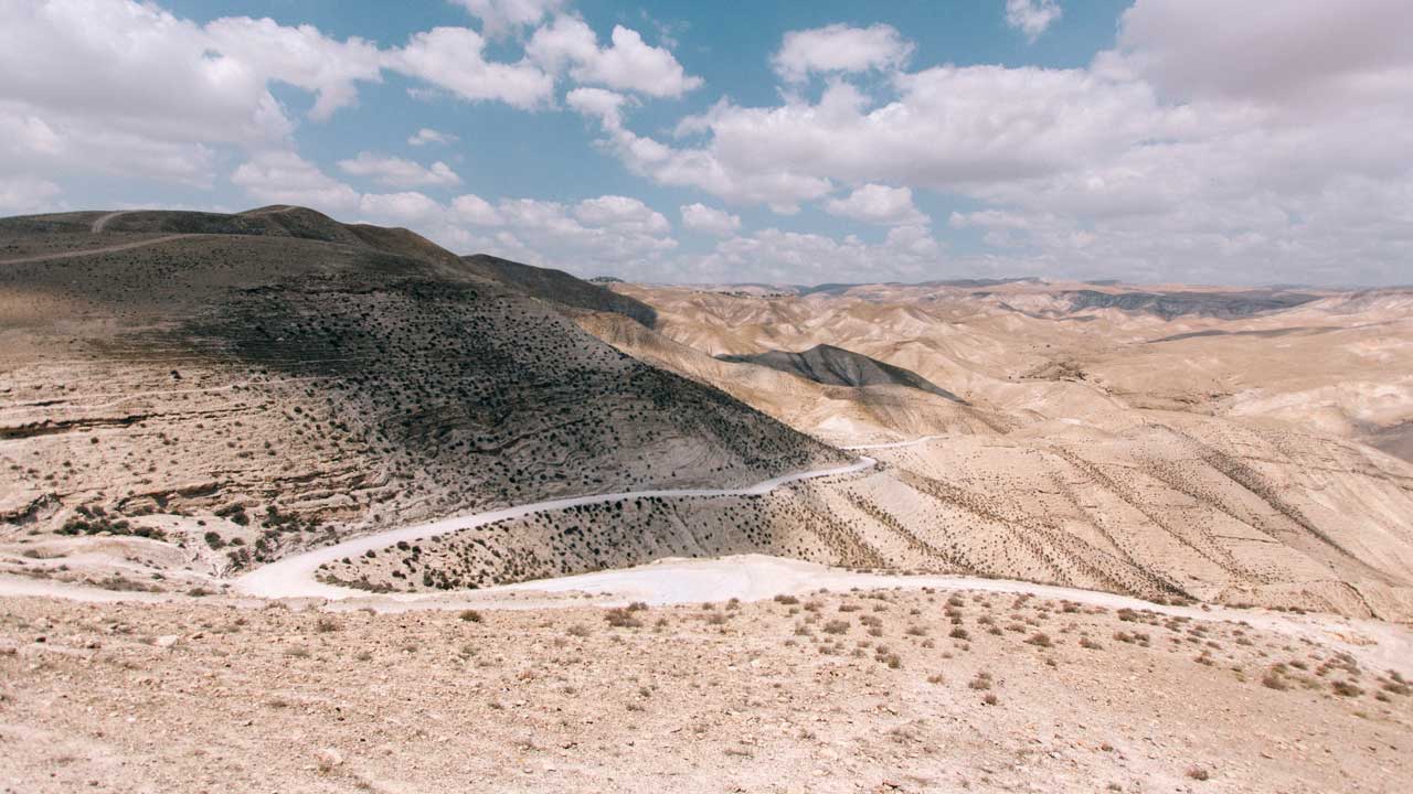 Sich schlängelnde Strasse in der Wüste bei Arad, Israel