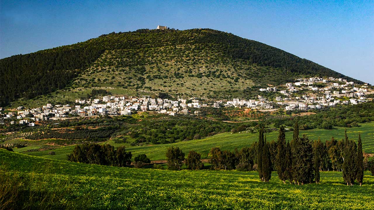 Berg Tabor in Israel mit Dorf