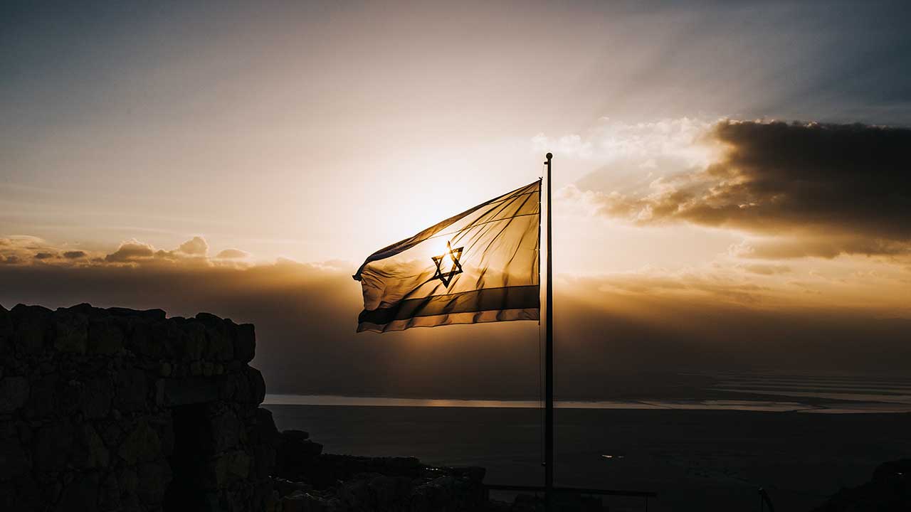 Israel-Flagge in der Dämmerung