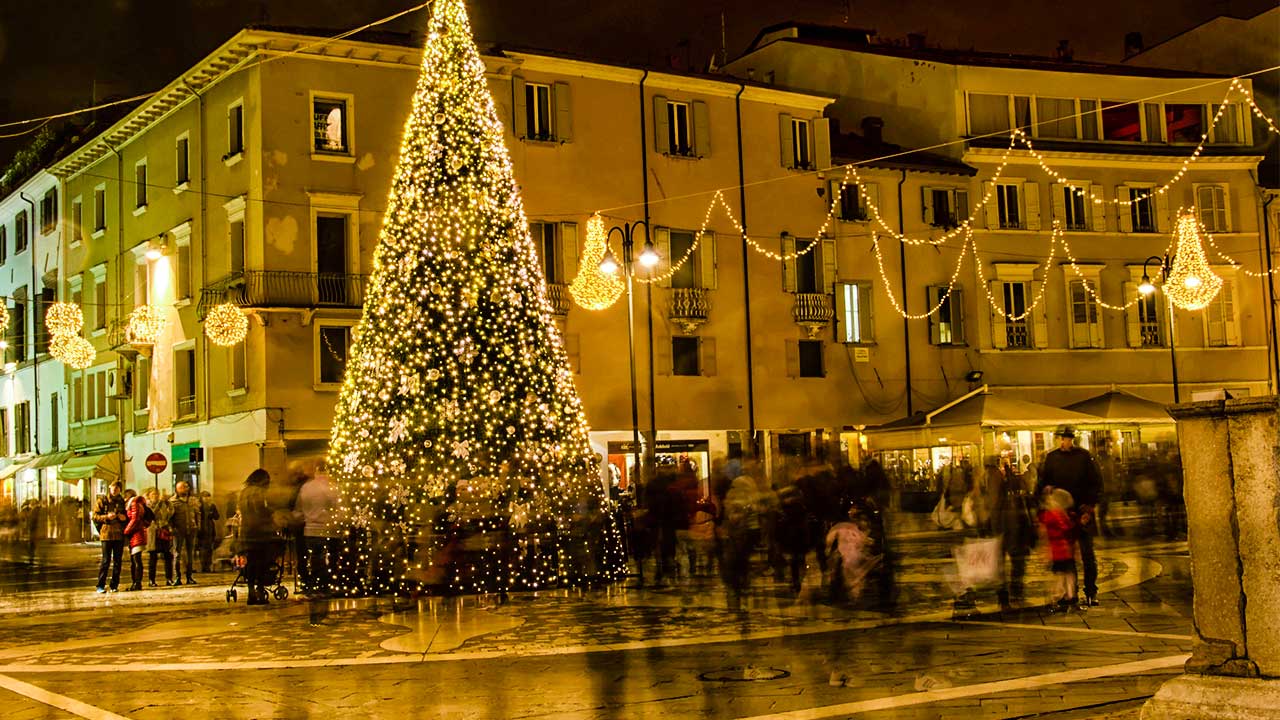 Geschäftiges Treiben im Zentrum von Rimini im Dezember 2016