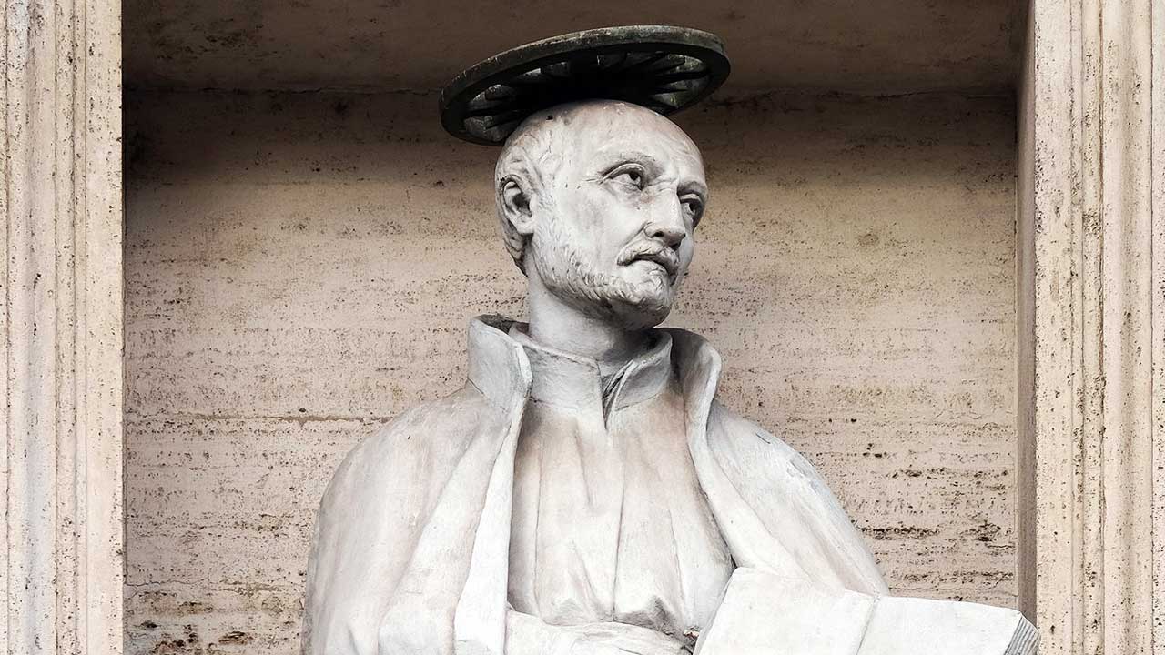 Statue von Ignatius von Loyola an einem Kirchengebäude in Rom