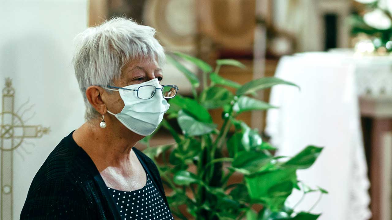 Maskierte Frau in einem Gottesdienst in Sapri, Italien