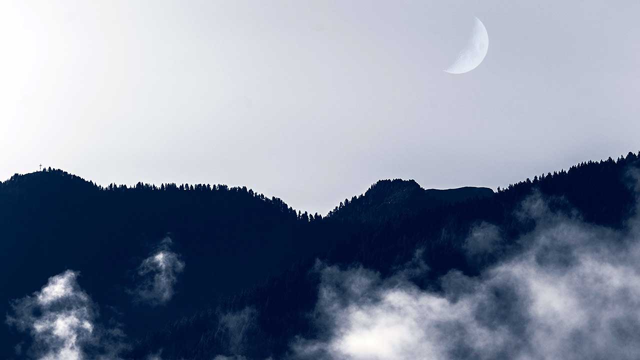 Nebelschwaden und zunehmender Mond über Mühlwald, Südtirol, Italien