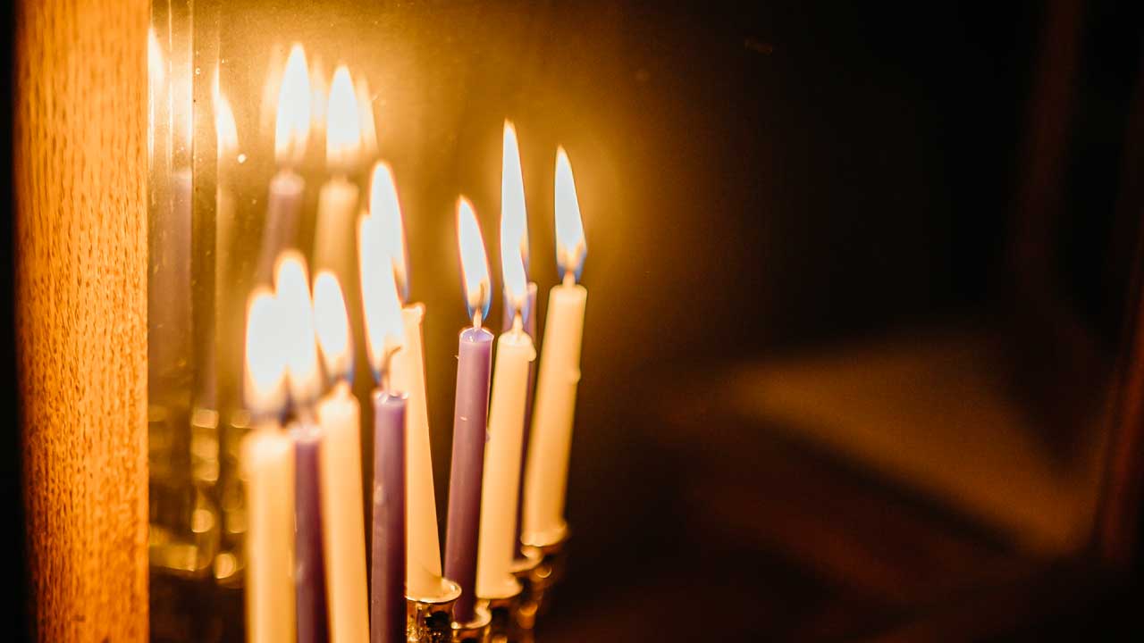 angezündete Kerzen eines jüdischen Chanukka-Leuchters