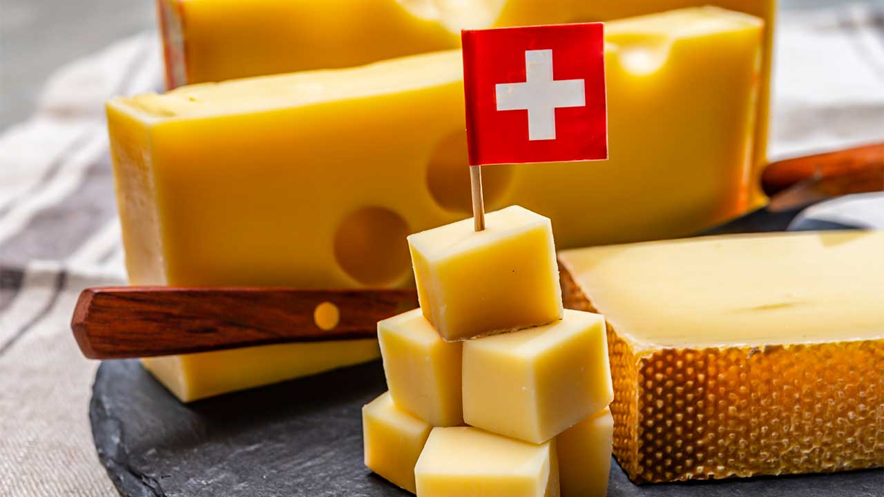 verschiedene Käsestücke mit einem Schweizer-Fähnchen