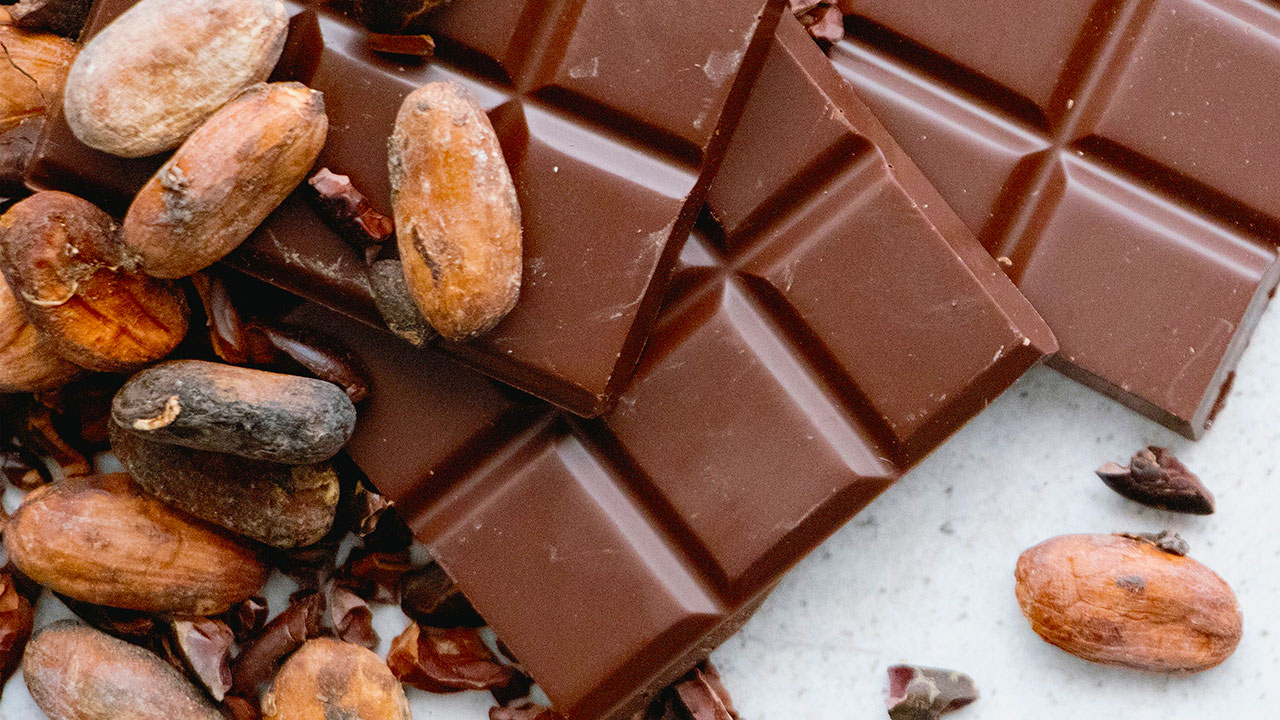 Kakaobohnen und Schokolade
