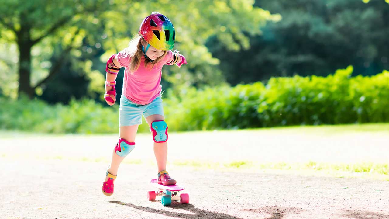 Mädchen übt mit Skateboard