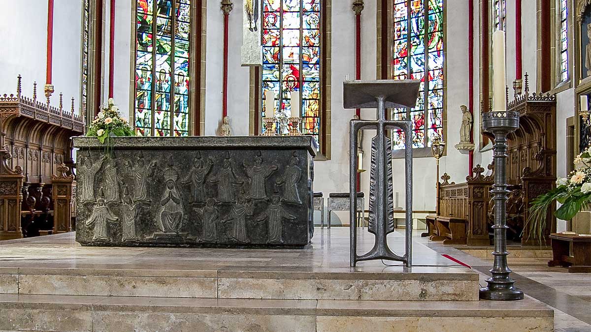 Kirche mit Altar und Kanzel