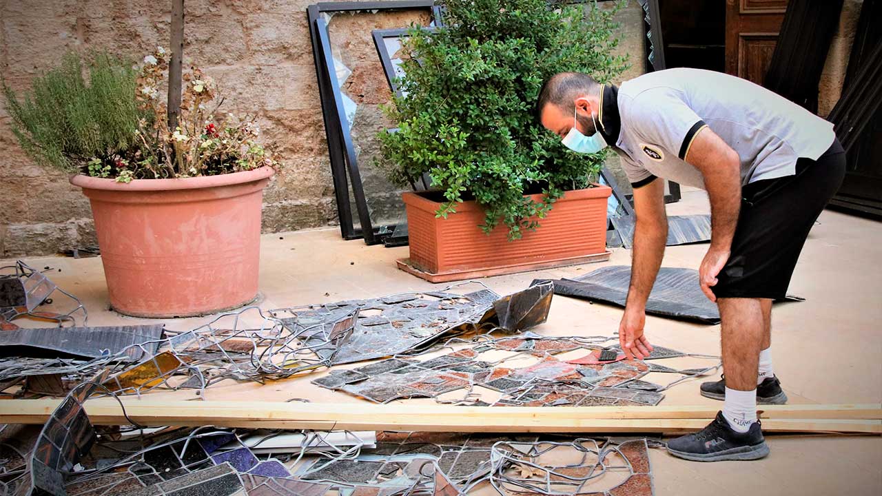 Wiederaufbau in Beirut: Ein Mann packt an.