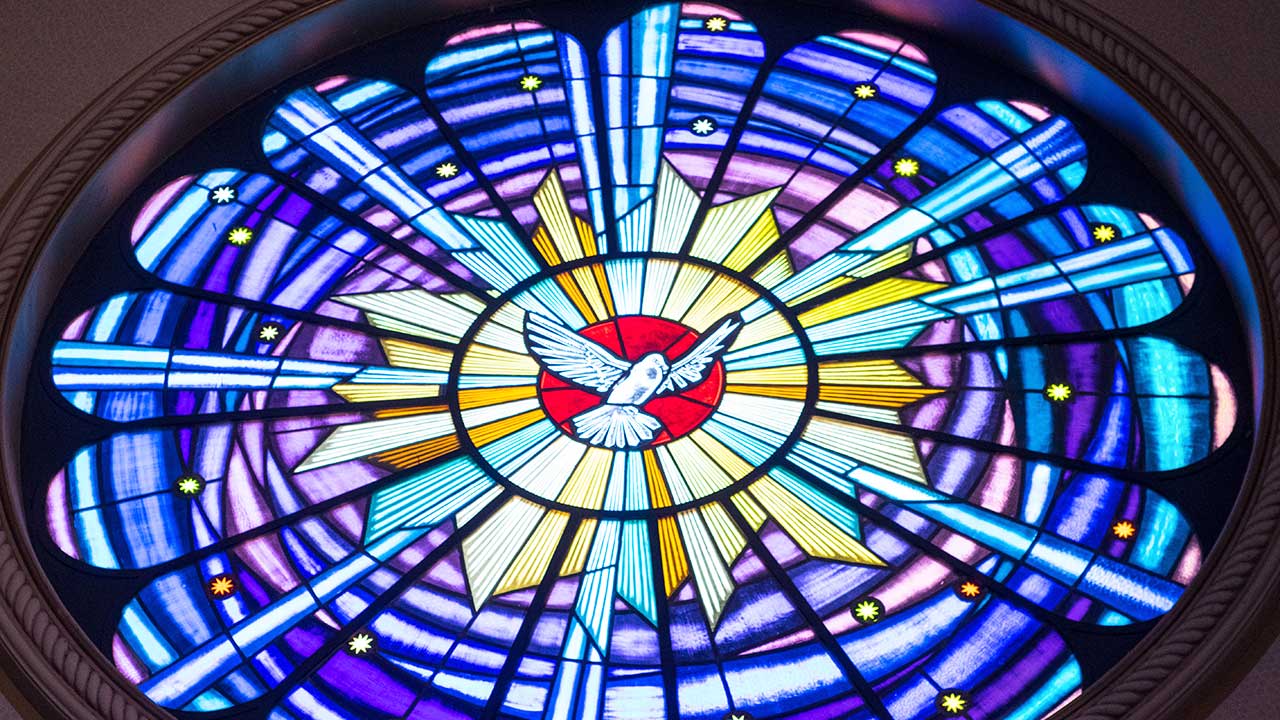 Der Heilige Geist als Taube auf einem Kirchenfenster