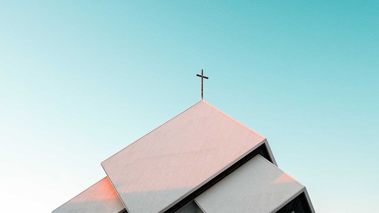 Kirchendach mit Kreuz