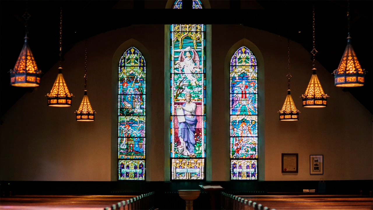Fensterglas einer Kirche