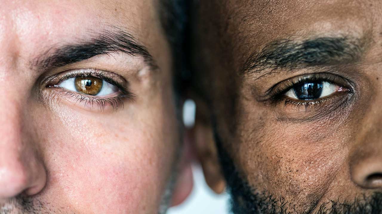 Nahaufnahme von zwei Männern mit unterschiedlicher Hautfarbe