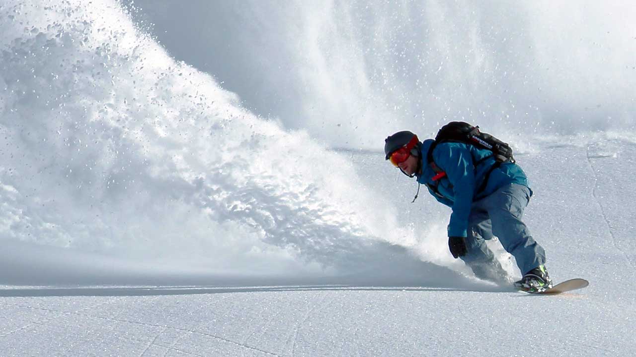 Mann bewegt sich mit Volldampf durch den Schnee | (c) Johannes Waibel/Unsplash