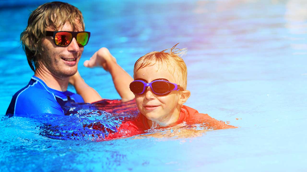 Vater bringt seinem Sohn das Schwimmen bei