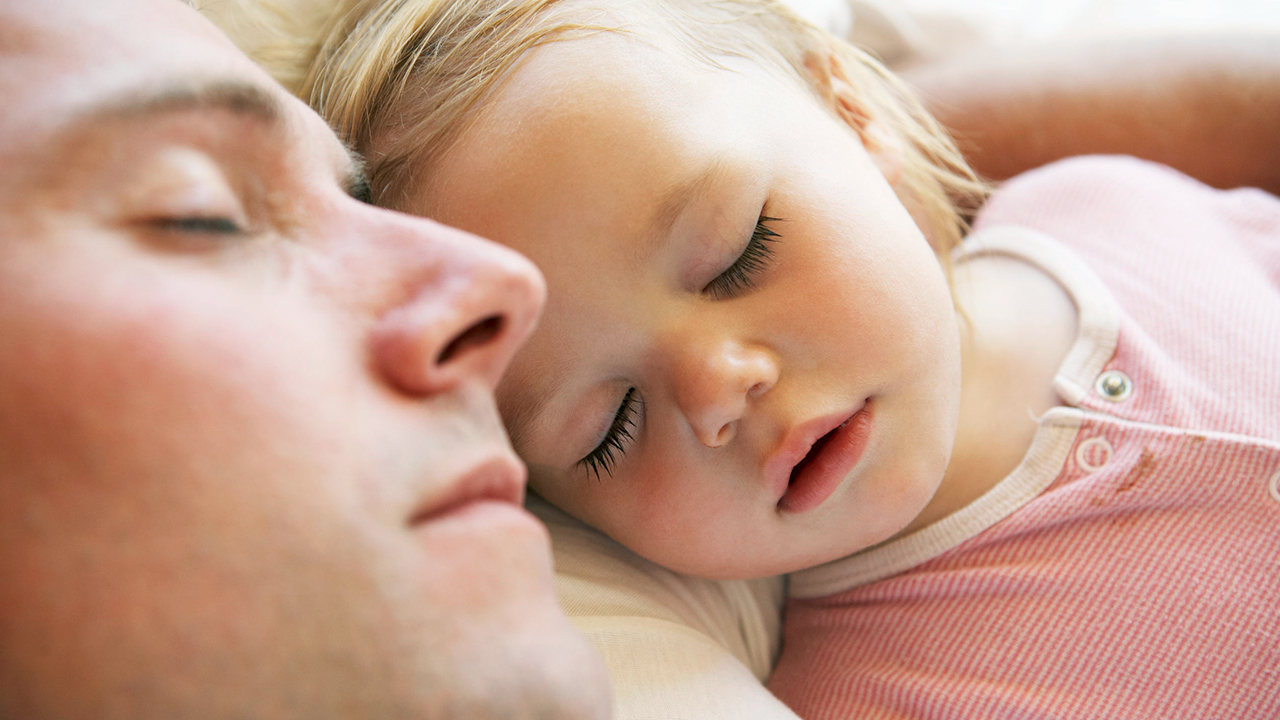 Vater und Tochter schlafen in Ruhe