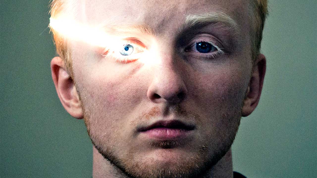 Lichtstrahl über dem Auge eines jungen Mannes