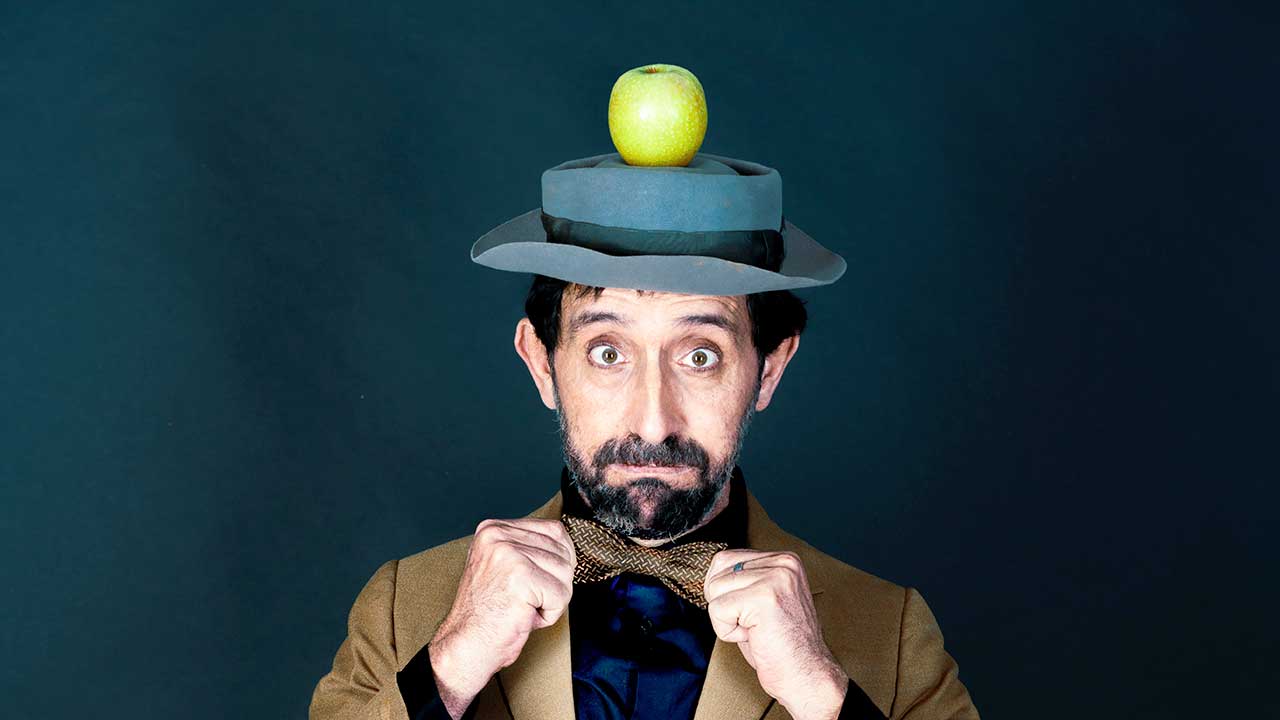 Mann mit einem Apfel auf seinem Hut