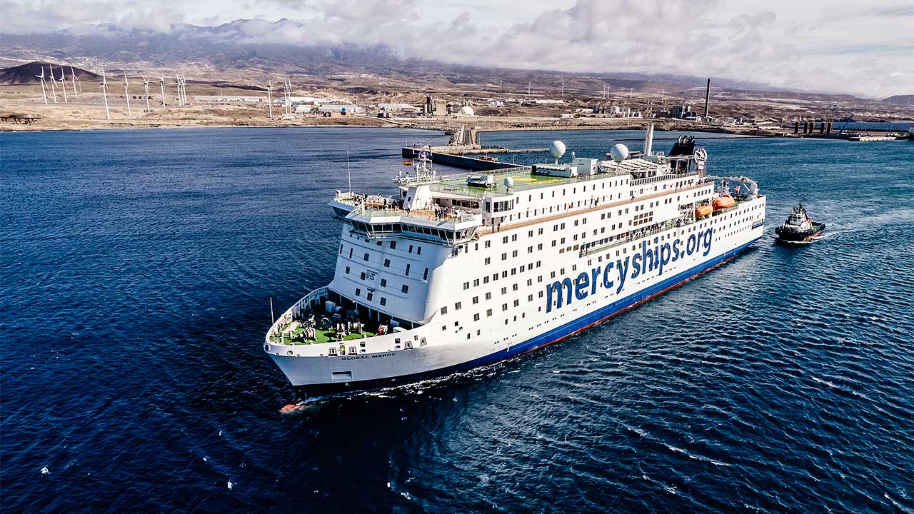 Spitalschiff «Global Mercy» unterwegs an einer Küste