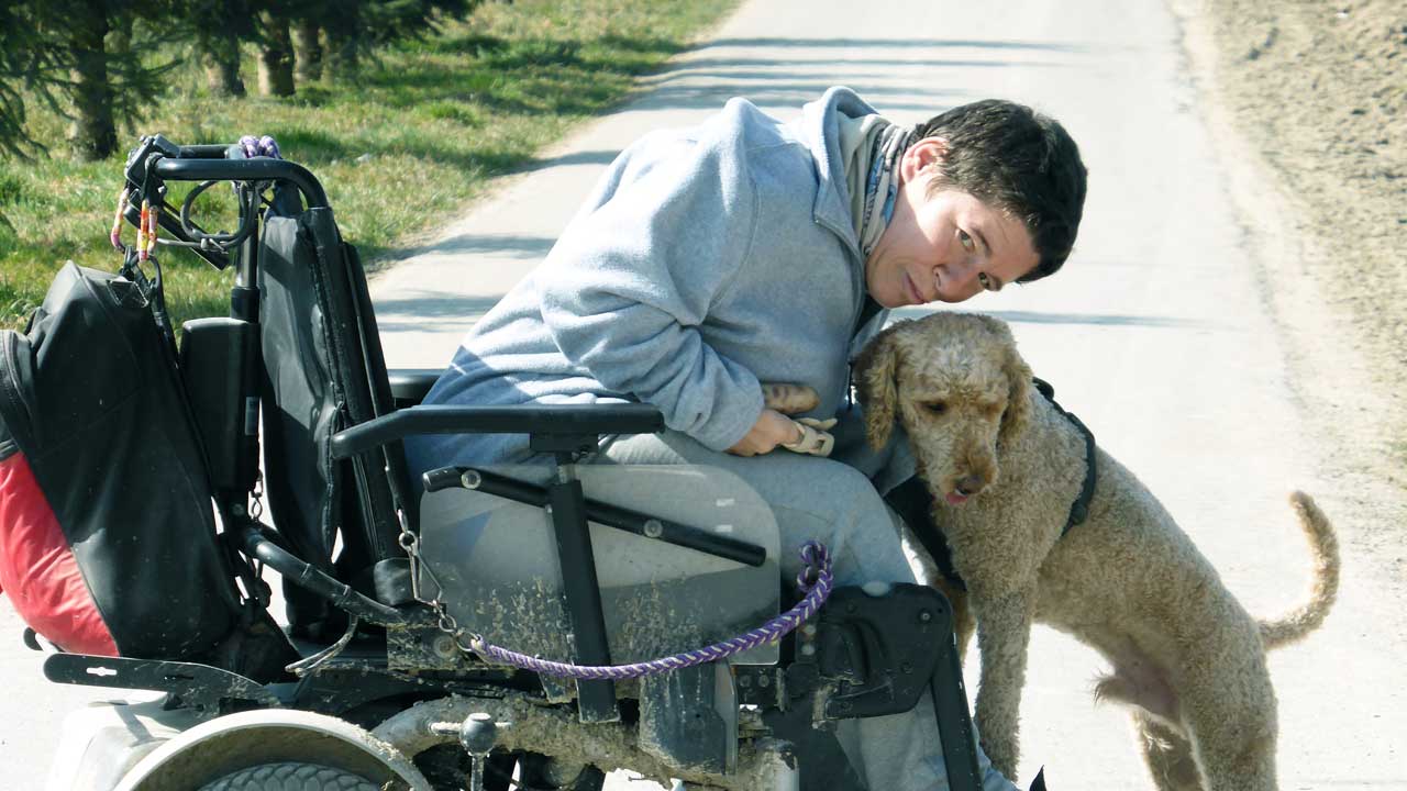 Daniela Moser im Rollstuhl mit ihrem Hund