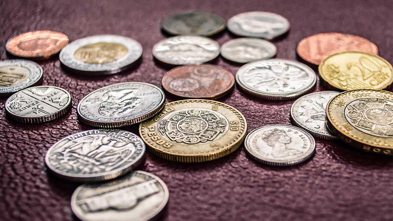 Münzen auf violettem Untergrund