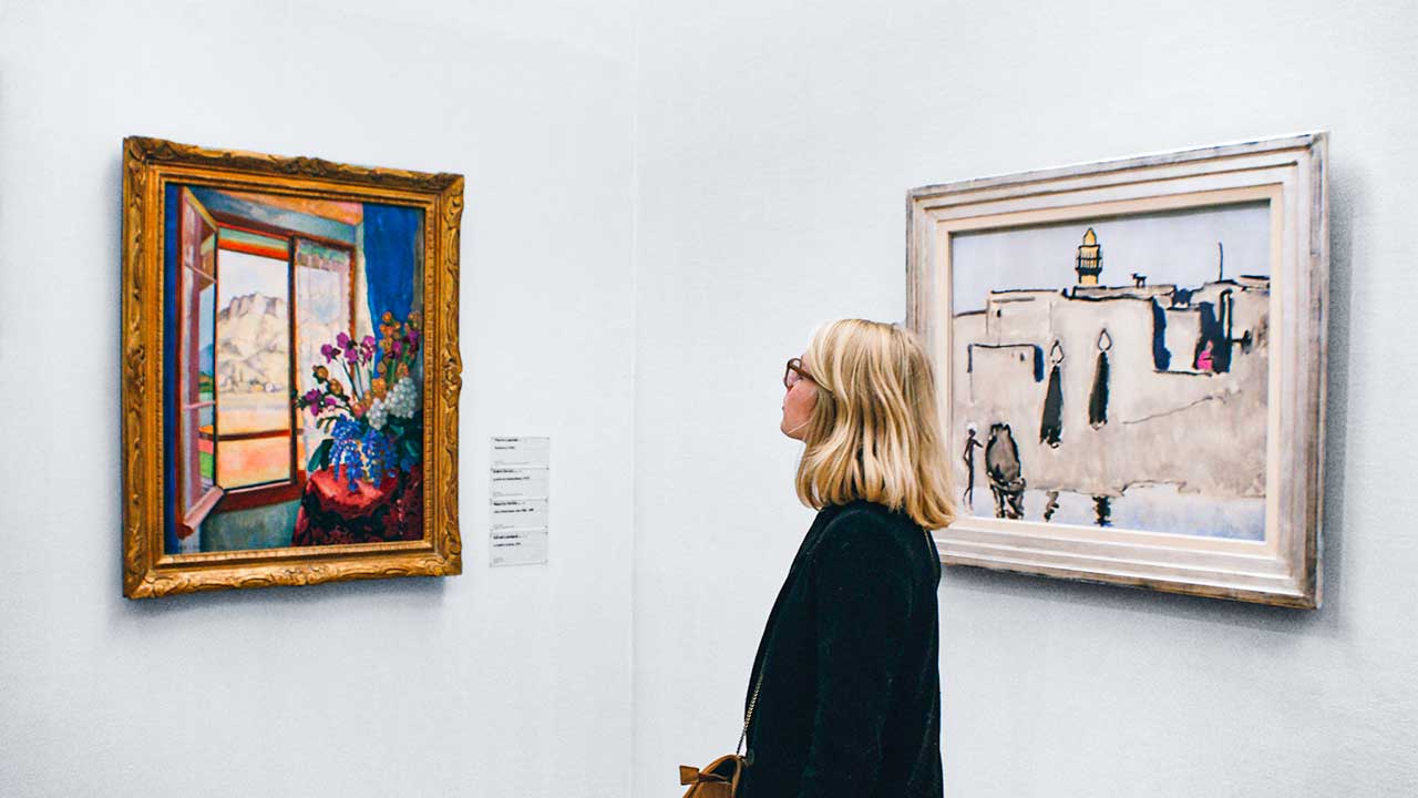 Eine Frau betrachtet im Centre Pompidou ein GEmälde