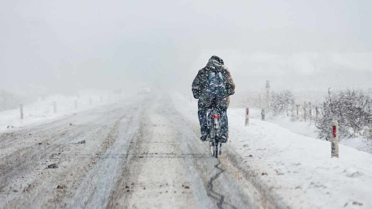 Velofahrer im Winter in Ameland, Niederlande
