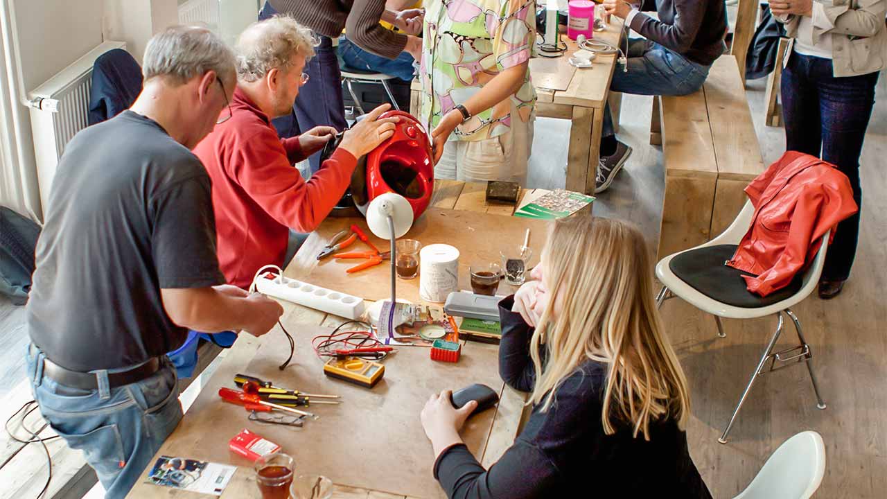 Blick in ein Repair-Cafe in Amsterdam