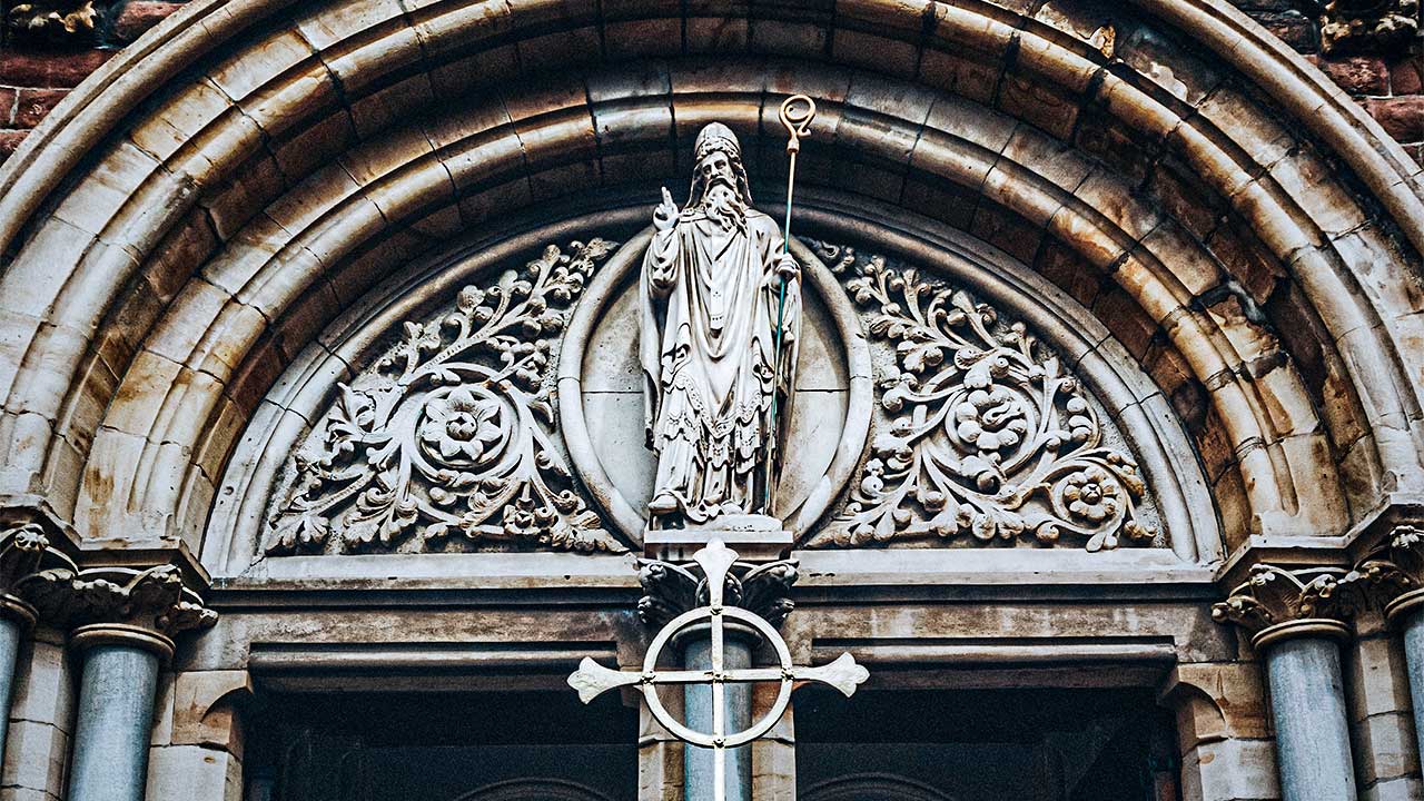 Statue von St Patrick auf einem Portal einer katholischen Kirche in Belfast, Nordirland