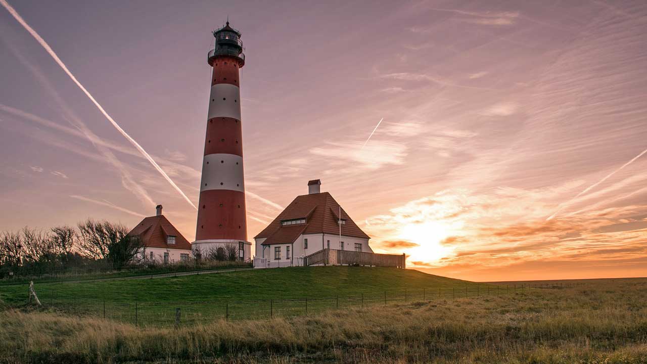 Der Leuchtturm bei Sankt Peter-Ording im Abendrot