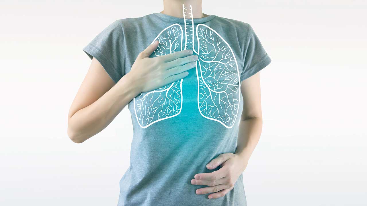 Eingezeichnete Lunge auf einem Frauenkörper
