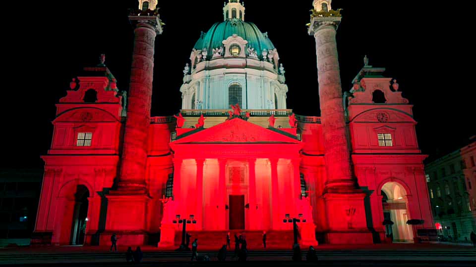 rot beleuchtetes Gebäude in Österreich am «Red Wednesday»